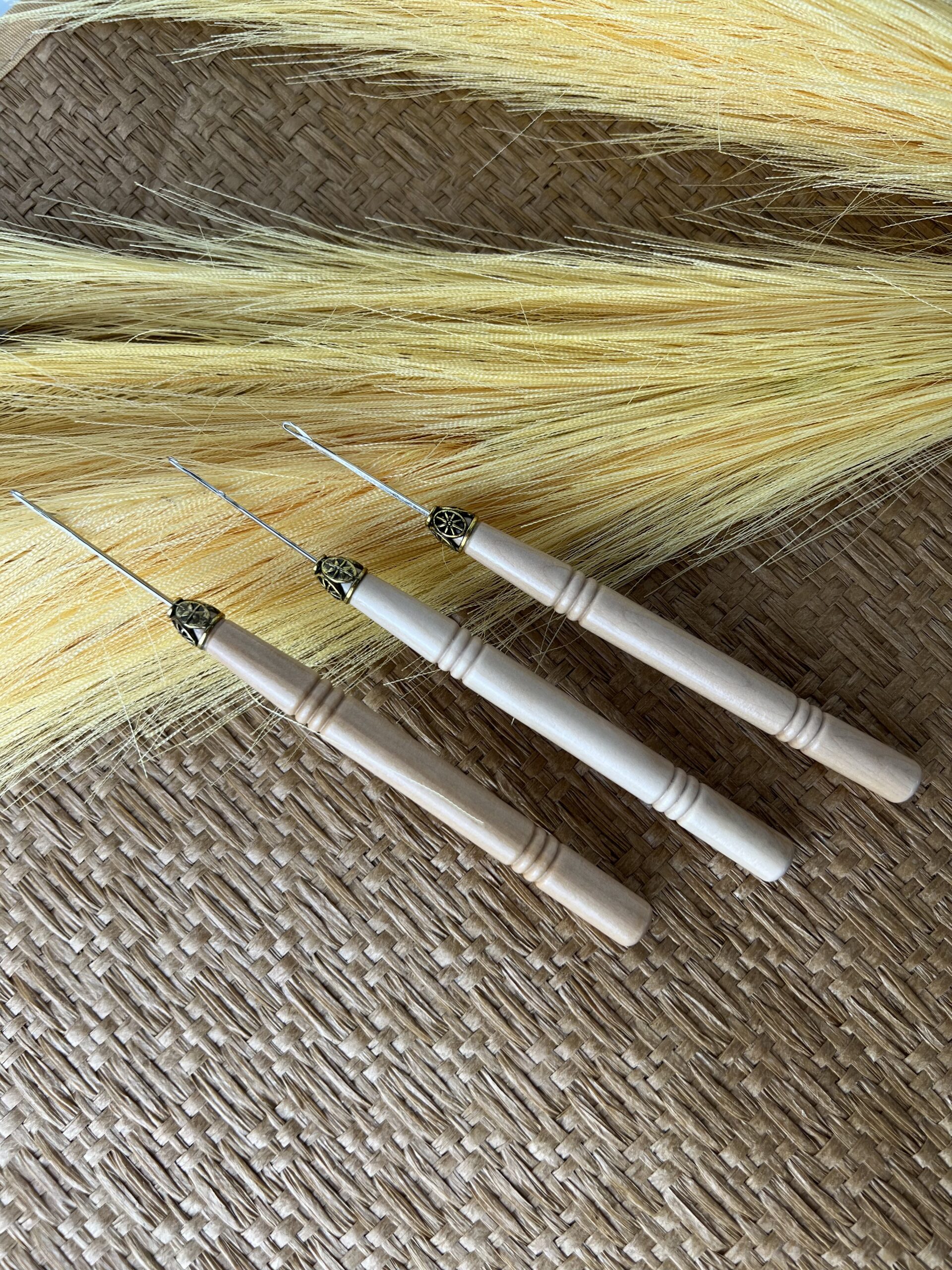 AGULHA PARA MEGA HAIR - CABO DE MADEIRA